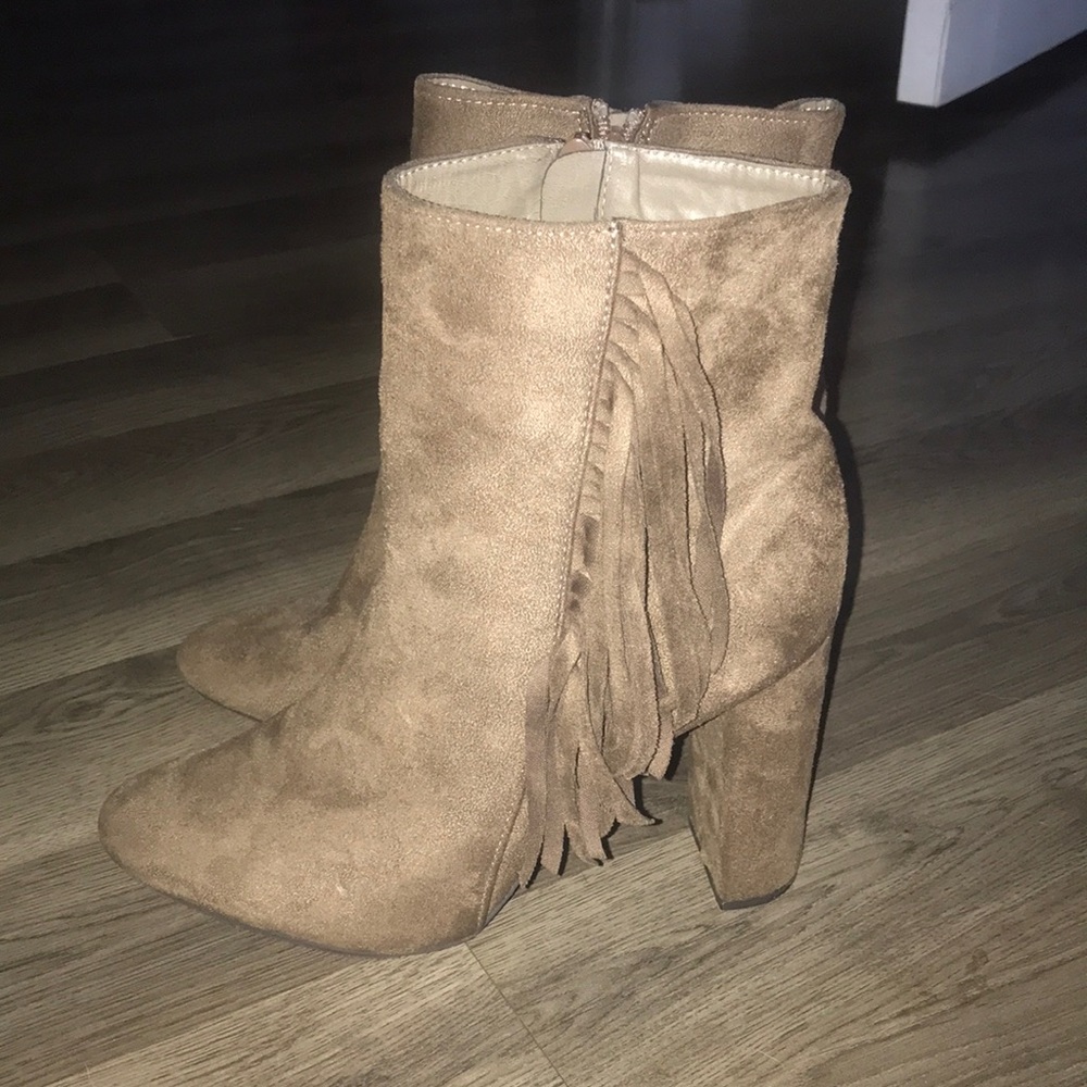 Breckelle’s Fringe Boots 👢